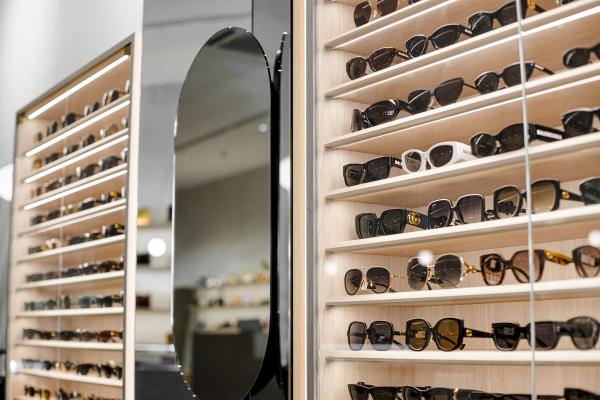 silberne Einbauleiste veredelt Unterschränke mit LED Beleuchtung